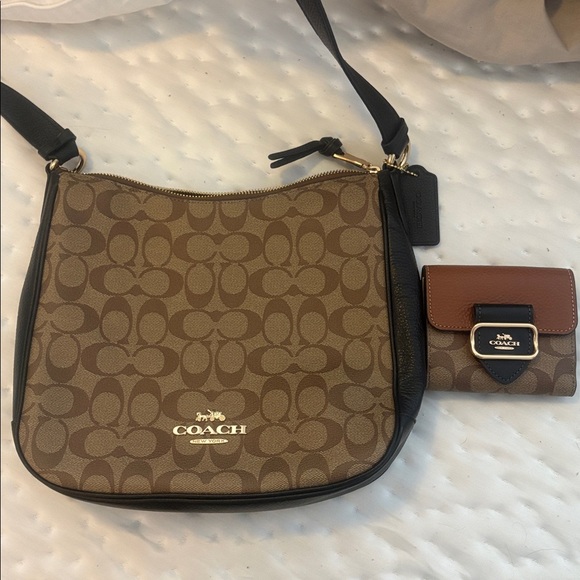 Coach Signature Saddle Shoulder Bag with matching wallet set - Picture 5 of 7